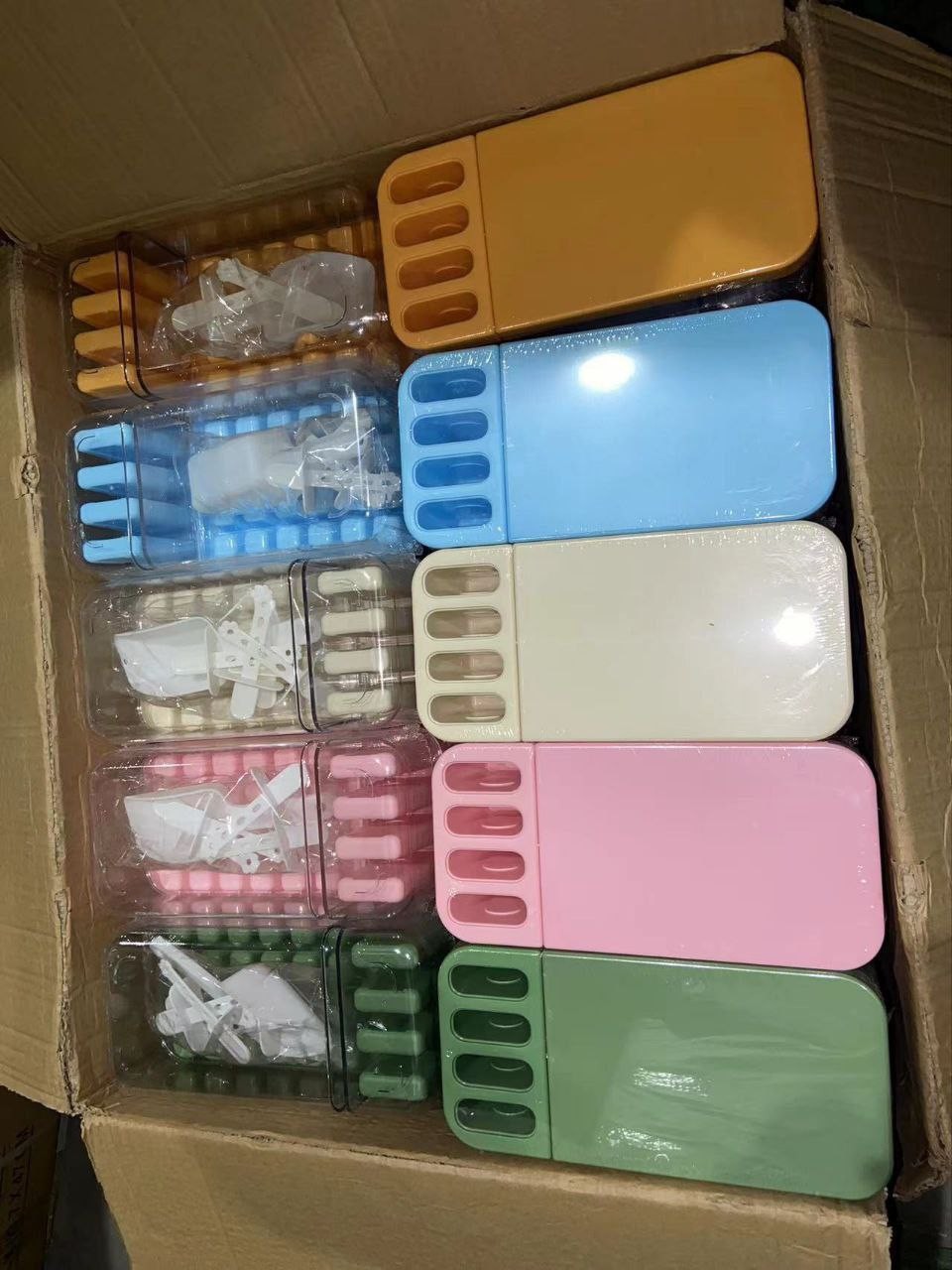Ice cube maker with popsicle mold